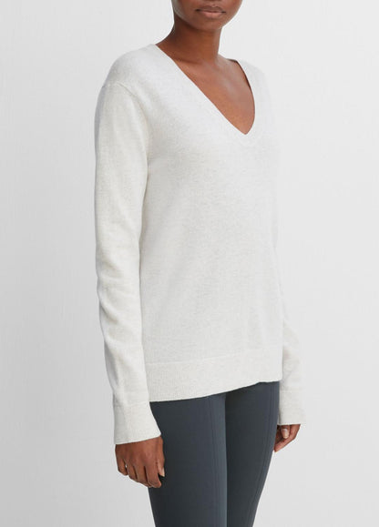 Cashmere Weekend V-Neck Sweater in V-Neck HEATHER WHITE | VINCE Women