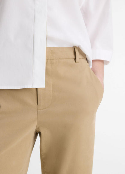 Avery Mid-Rise Italian Stretch-Cotton Chino Pant in Trousers DESERT | VINCE Women